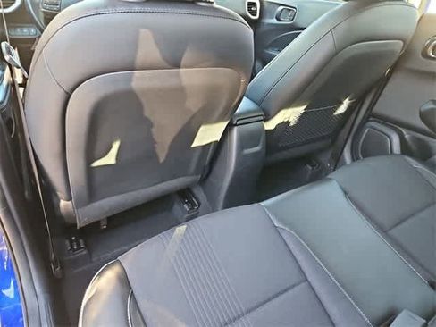 Used 2022 Hyundai Venue Limited image 17