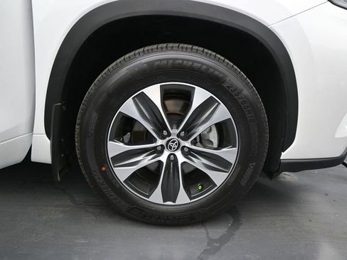 Used 2026 Toyota Highlander XLE image 19