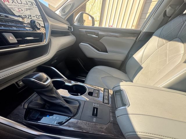 Used 2020 Toyota Highlander Platinum FWD image 9