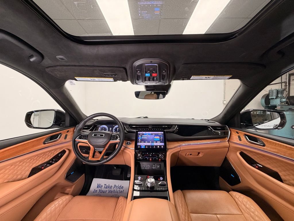 Used 2025 Jeep Grand Cherokee Summit AWD/4WD image 10
