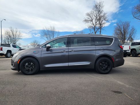 Used 2019 Chrysler Pacifica Limited w/ Advanced Safetytec Group image 4