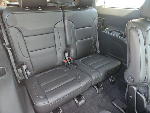 Used 2023 GMC Acadia SLT w/ Preferred Package FWD image 18