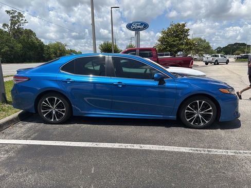 Used 2019 Toyota Camry SE FWD image 4