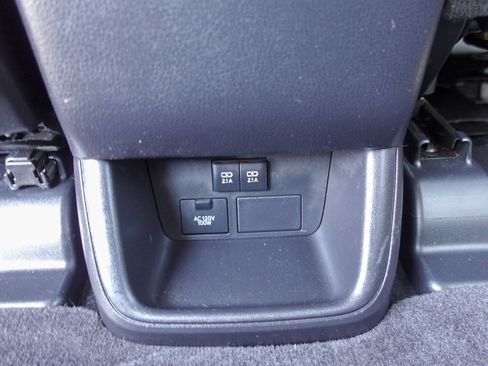 Used 2018 Toyota Highlander XLE AWD/4WD image 29