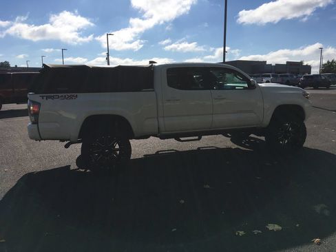 Used 2021 Toyota Tacoma TRD Sport w/ TRD Premium Sport Package AWD/4WD image 7