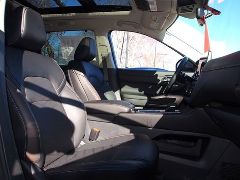 Used 2023 Nissan Pathfinder Platinum w/ Black Appearance Package image 11