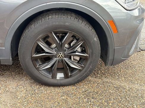 Used 2024 Volkswagen Tiguan SE w/ Panoramic Sunroof Package FWD image 5