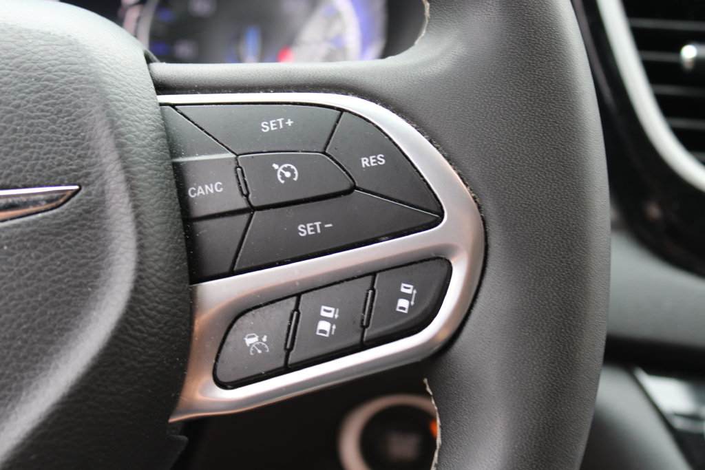 Used 2025 Chrysler Pacifica Select FWD image 15
