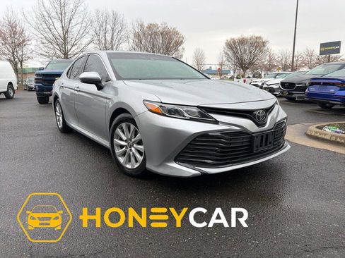 Used 2018 Toyota Camry LE image 1