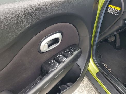 Used 2017 Kia Soul + image 10