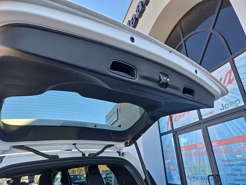 Used 2025 Chrysler Pacifica Select image 88