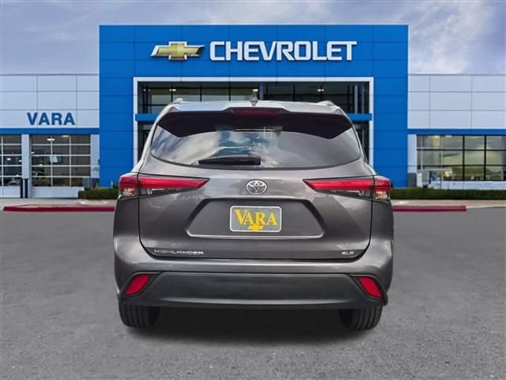 Used 2022 Toyota Highlander XLE FWD image 4