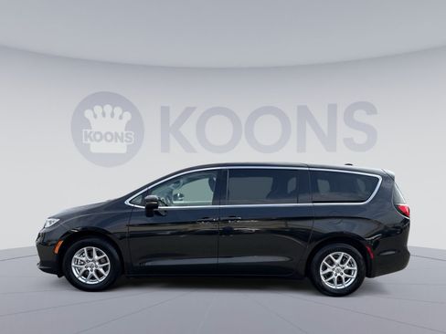 Used 2023 Chrysler Pacifica Touring-L FWD image 2