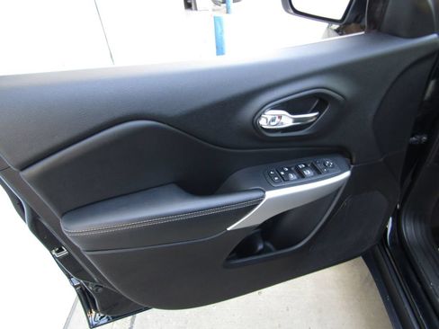 Used 2018 Jeep Cherokee Latitude Plus AWD/4WD image 14