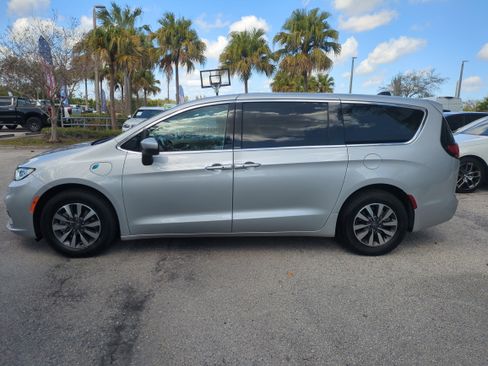 Certified 2023 Chrysler Pacifica Touring-L image 8