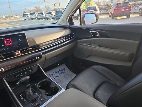 Used 2025 Kia Carnival image 20