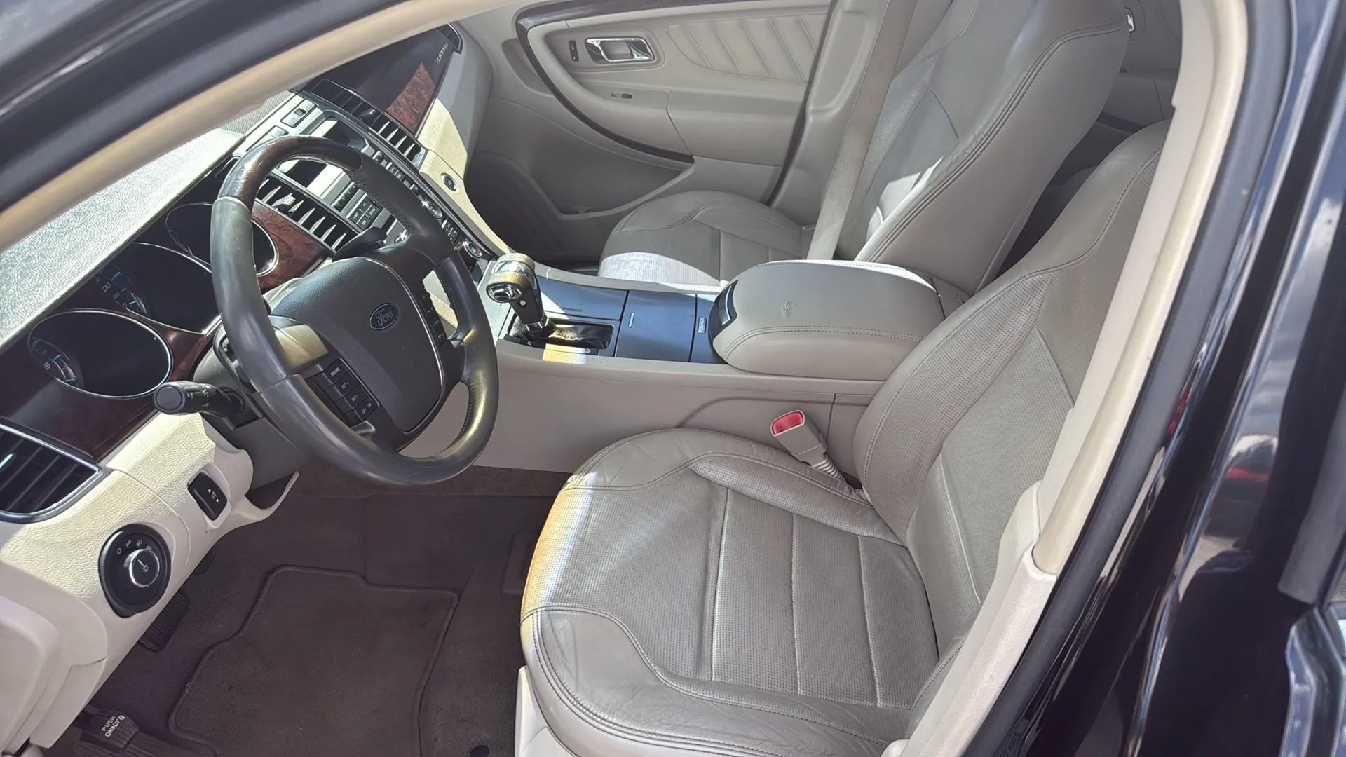 Used 2010 Ford Taurus Limited FWD image 11