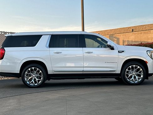 Used 2021 GMC Yukon XL SLT w/ SLT Luxury Package image 3