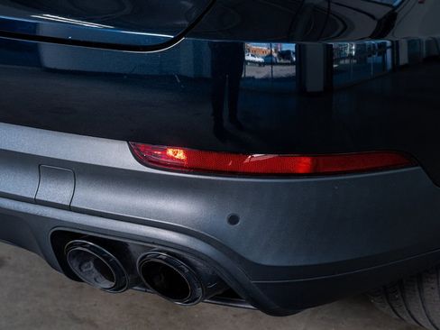 Used 2022 Porsche Cayenne Platinum Edition image 29