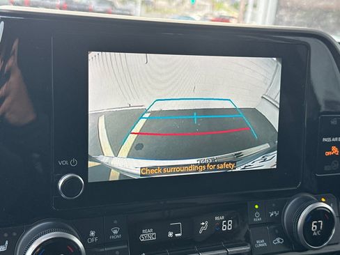 Used 2023 Toyota Highlander XLE image 19