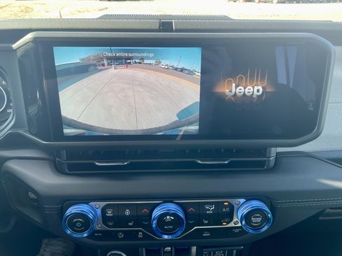 Used 2025 Jeep Wrangler Sahara image 18