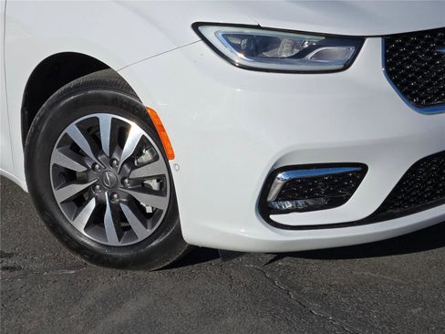 Used 2023 Chrysler Pacifica Limited w/ Uconnect Theater Family Group image 3