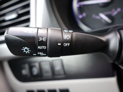 Used 2019 Toyota Highlander XLE image 34