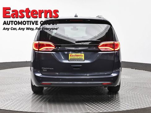 Used 2020 Chrysler Pacifica Touring-L FWD image 6