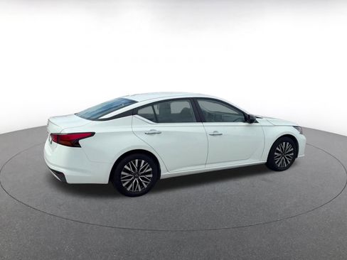 Used 2025 Nissan Altima 2.5 SV FWD image 11