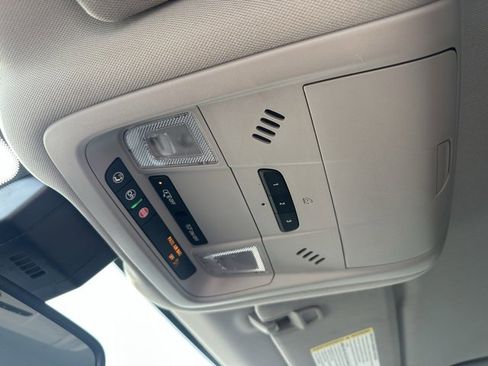 Certified 2024 GMC Terrain SLT image 17