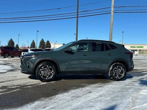 Used 2025 Chevrolet Trax LT w/ Sunroof Package image 3