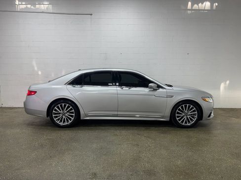Used 2017 Lincoln Continental Select AWD/4WD image 2