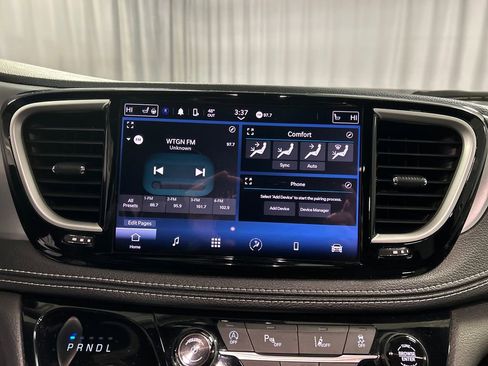 Used 2023 Chrysler Pacifica Touring image 17