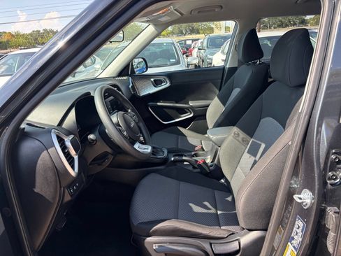 Used 2025 Kia Soul LX w/ LX Technology Package FWD image 20