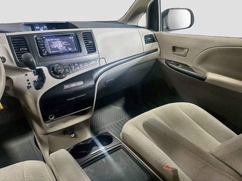 Used 2014 Toyota Sienna LE FWD image 23