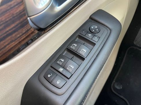 Used 2023 Chrysler Pacifica Limited image 25