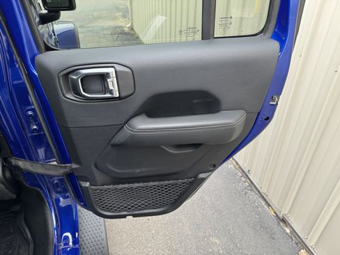 Used 2018 Jeep Wrangler Unlimited Sahara w/ Cold Weather Group AWD/4WD image 30