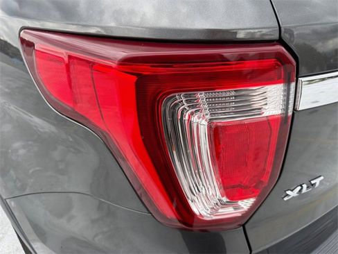 Used 2019 Ford Explorer XLT image 31