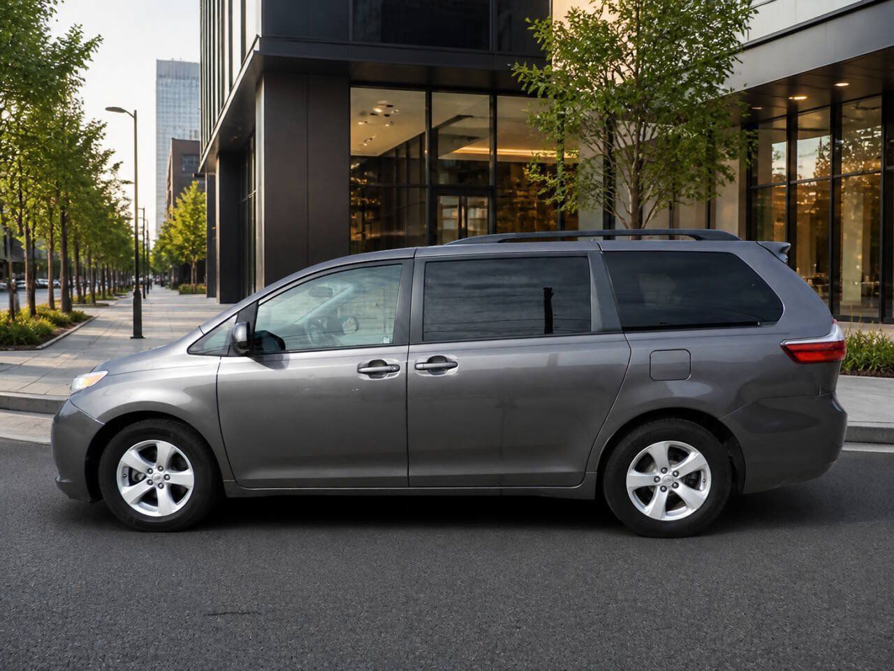 Used 2017 Toyota Sienna LE FWD image 1