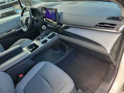 Used 2025 Toyota Sienna XLE FWD image 9