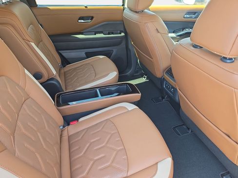 New 2026 Nissan Pathfinder Platinum FWD image 11