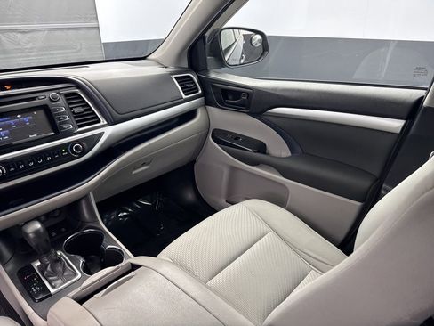 Used 2019 Toyota Highlander LE image 10