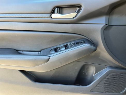 Used 2025 Nissan Altima 2.5 SV image 18