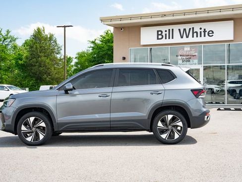 Used 2025 Volkswagen Taos SE w/ Panoramic Sunroof Package AWD/4WD image 3