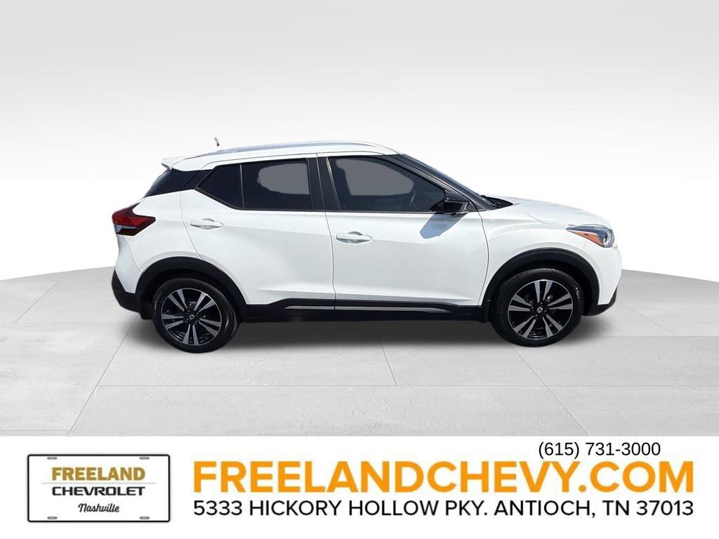 Used 2020 Nissan Kicks SR w/ SR Premium Package FWD image 2