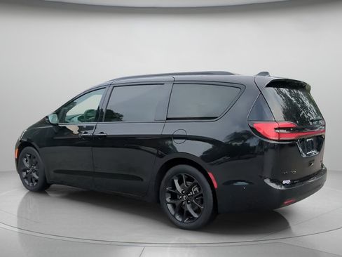 Used 2025 Chrysler Pacifica Limited FWD image 21