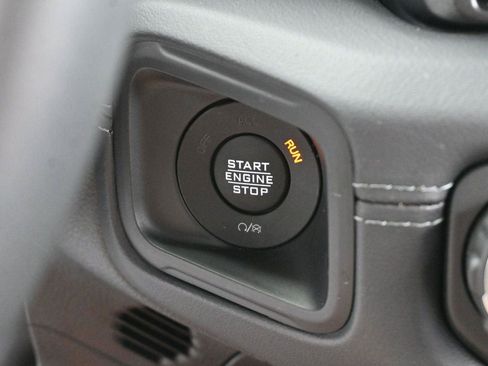 Used 2025 Jeep Gladiator Sport AWD/4WD image 23