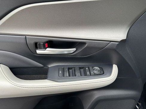 Certified 2024 Toyota Grand Highlander AWD image 15