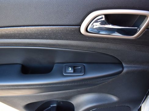 Used 2015 Jeep Grand Cherokee Laredo w/ Quick Order Package 23E image 12