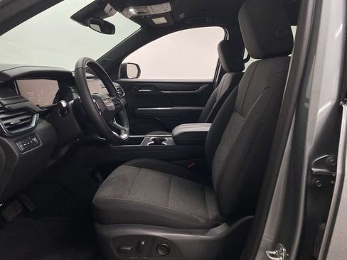 Used 2025 GMC Acadia Elevation image 13